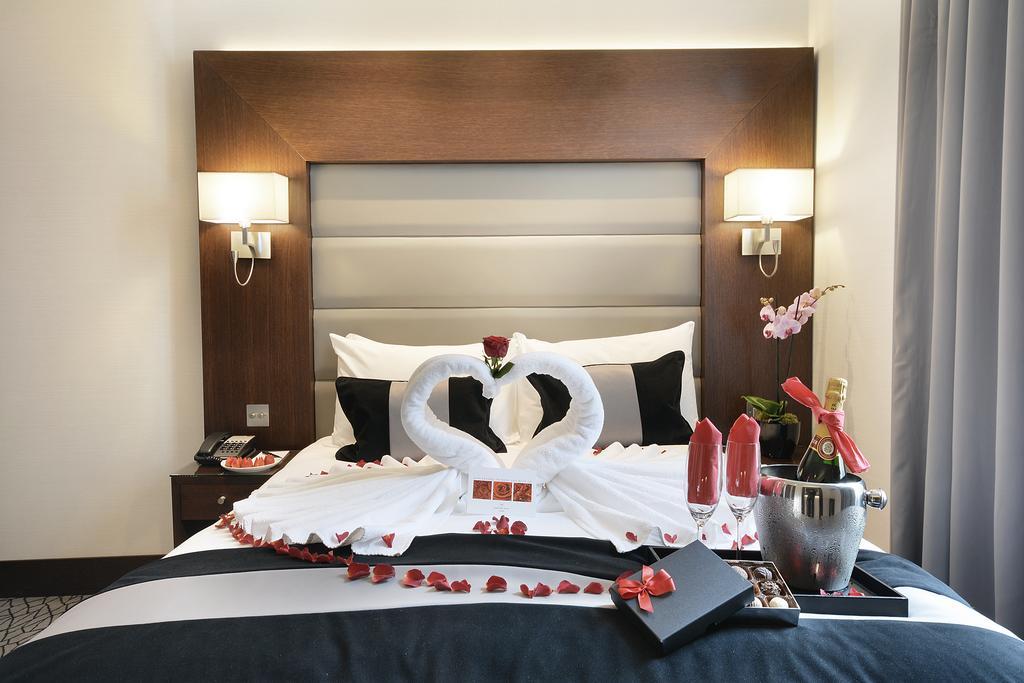 Park Grand London Lancaster Gate Hotel Luaran gambar A bed decorated for a honeymoon
