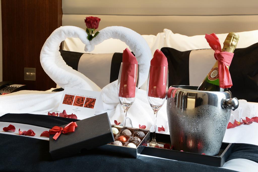 Park Grand London Lancaster Gate Hotel Luaran gambar A romantic setting in a hotel room