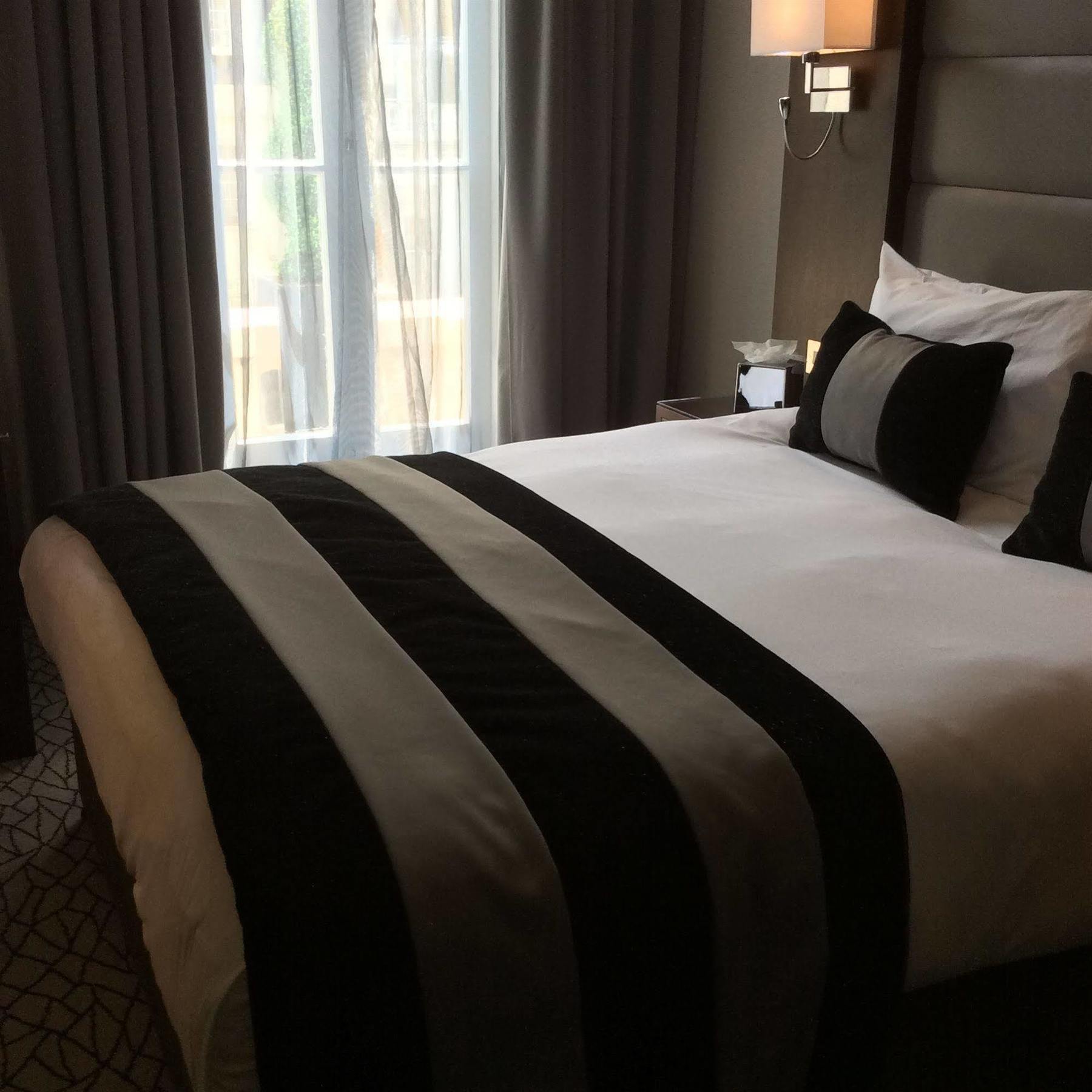 Park Grand London Lancaster Gate Hotel Luaran gambar A bed runner