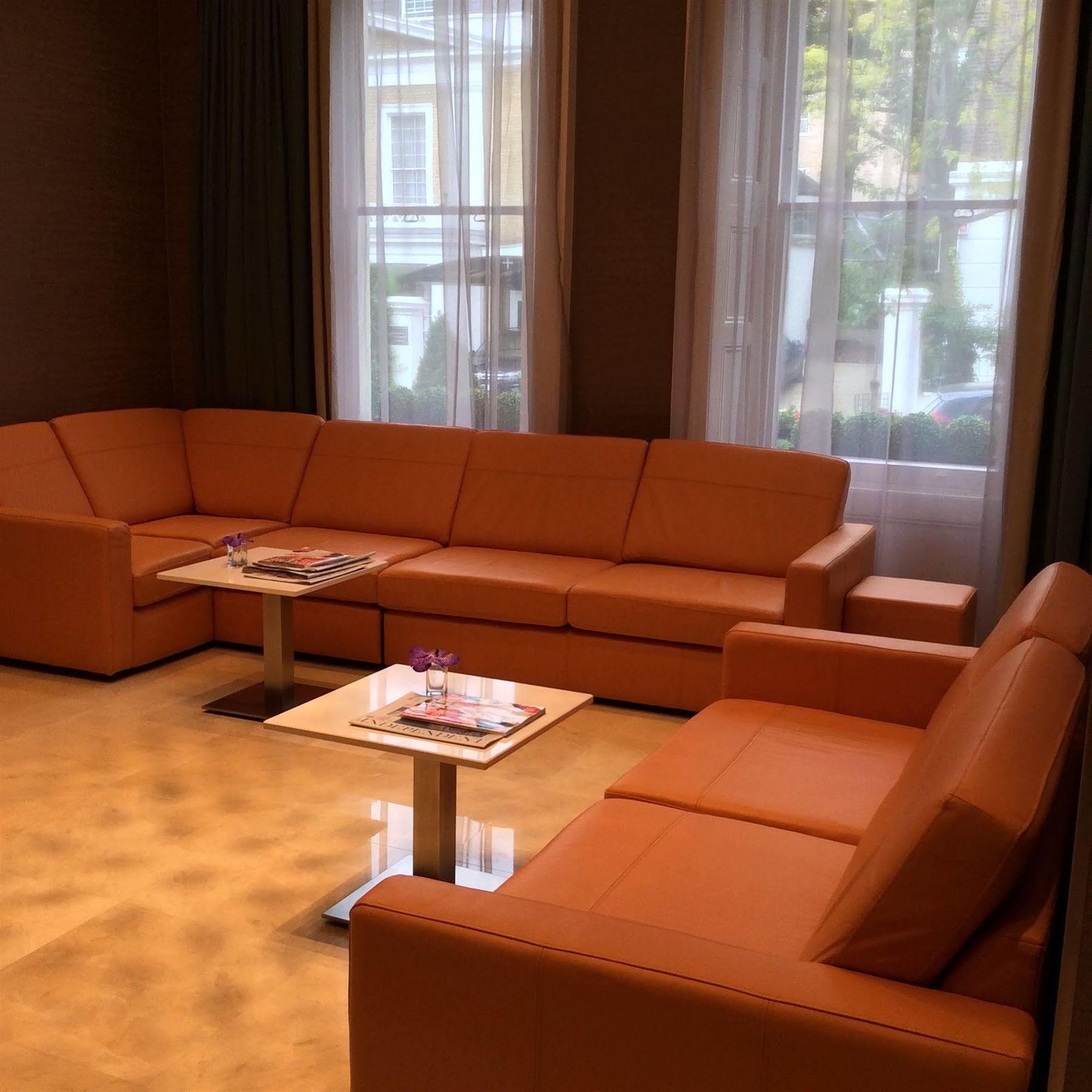 Park Grand London Lancaster Gate Hotel Luaran gambar A leather sofa